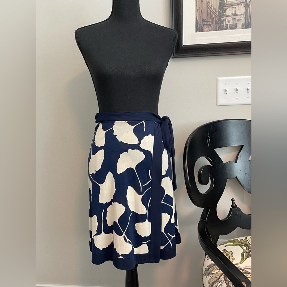 Diane Von Furstenberg 100% Silk Wrap Skirt (Size 2)